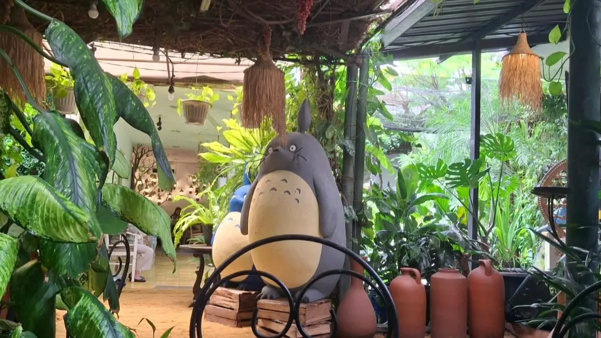Totoro di Madame Wang Secret Garden menjadi daya tarik utama pelangga (Dokumentasi pribadi: Ayshaputri R.A.)