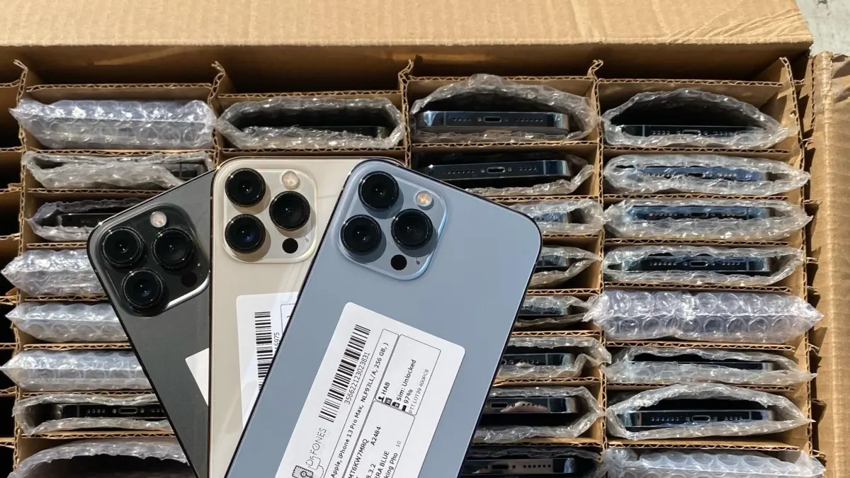 Tumpukan iPhone 13 Pro Max yang dikemas ulang. (Sumber: Pexels)
