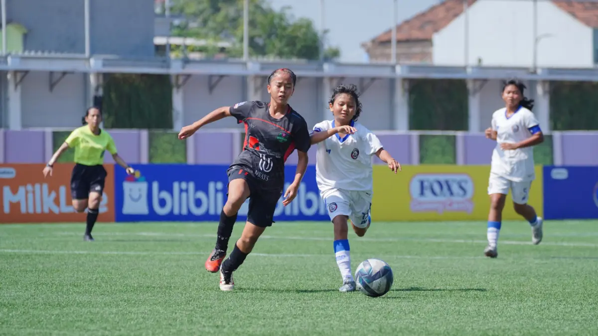 UNBEATEN: Penyerang Arema FC Women U-15 Annaora Elysia Putri (kanan) berebut bola dengan pemain Putri Tangsel City di Supersoccer Arena, Kudus, kemarin (7/7).