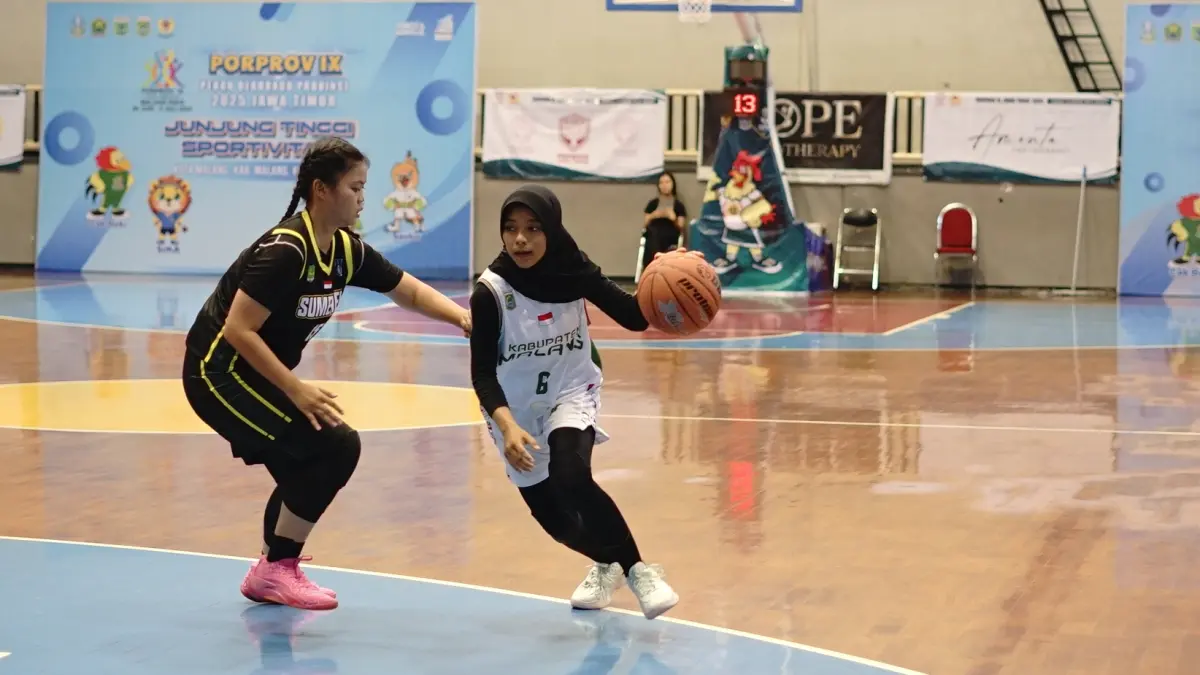 Atlet basket Kabupaten Malang (kanan) duel dengan pemain Kabupaten Sumenep dalam Porprov 2025. (Dokumen Radar Malang)