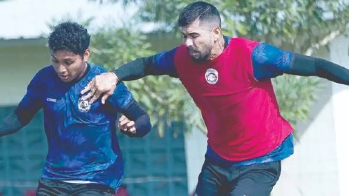 BANTU TIM PELATIH: Salim Tuharea dikawal ketat Julian Guevara (kanan) dalam sesi latihan di Dreams Football Pitch, Pakis, Selasa lalu (7/7).