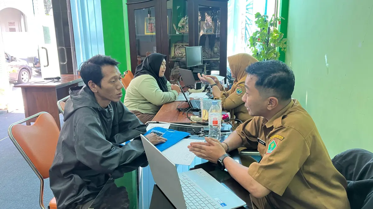 Beberapa wali murid saat mengunjungi Posko SPMB Disdikbud Kota Malang minggu lalu. (Nahdiatul Affandiah/Radar Malang)