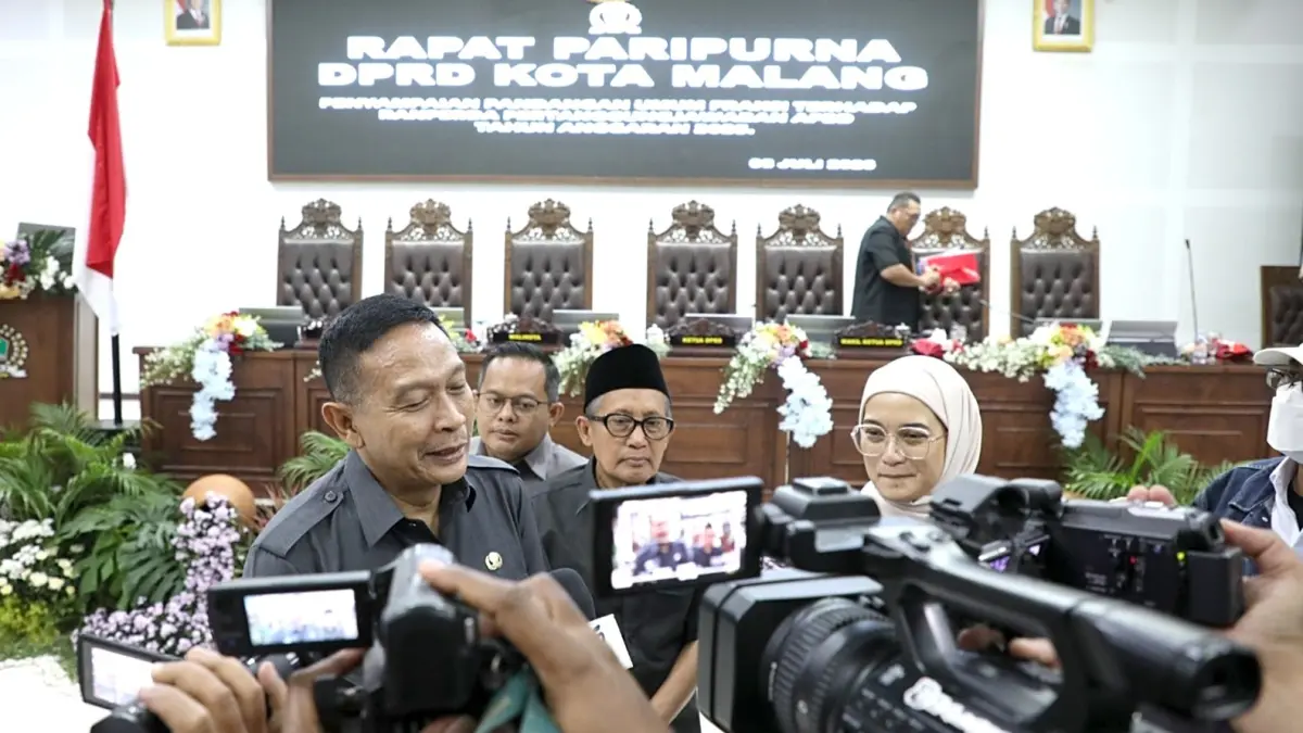 DINAMIKANYA BERAGAM: Wali Kota Malang Wahyu Hidayat (kiri) memberi keterangan kepada awak media setelah rapat paripurna, kemarin. (Prokopim Kota Malang For Radar Malang)