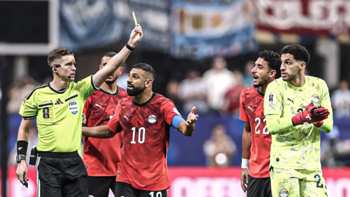 François Letexier memberikan kartu kuning ke tim Mesir ( X @ESPNAfrica)