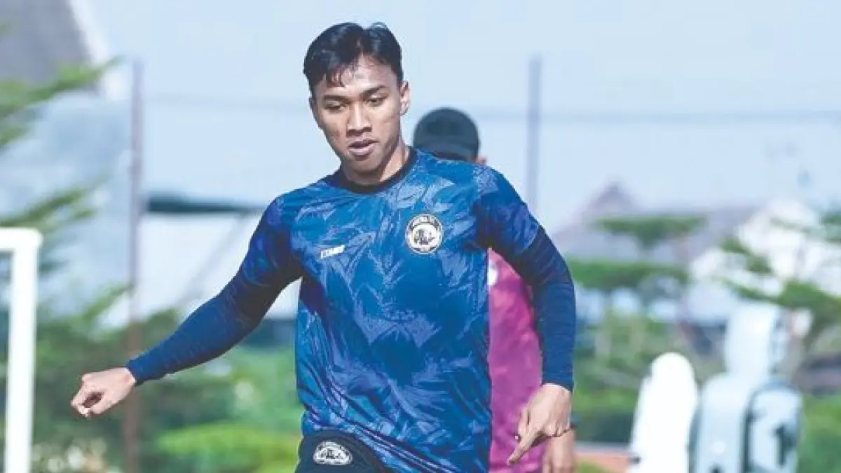 GABUNG LATIHAN: Gelandang  Singo Edan Arkhan Fikri menempa diri bersama tim di Dreams Football Pitch, kemarin. 