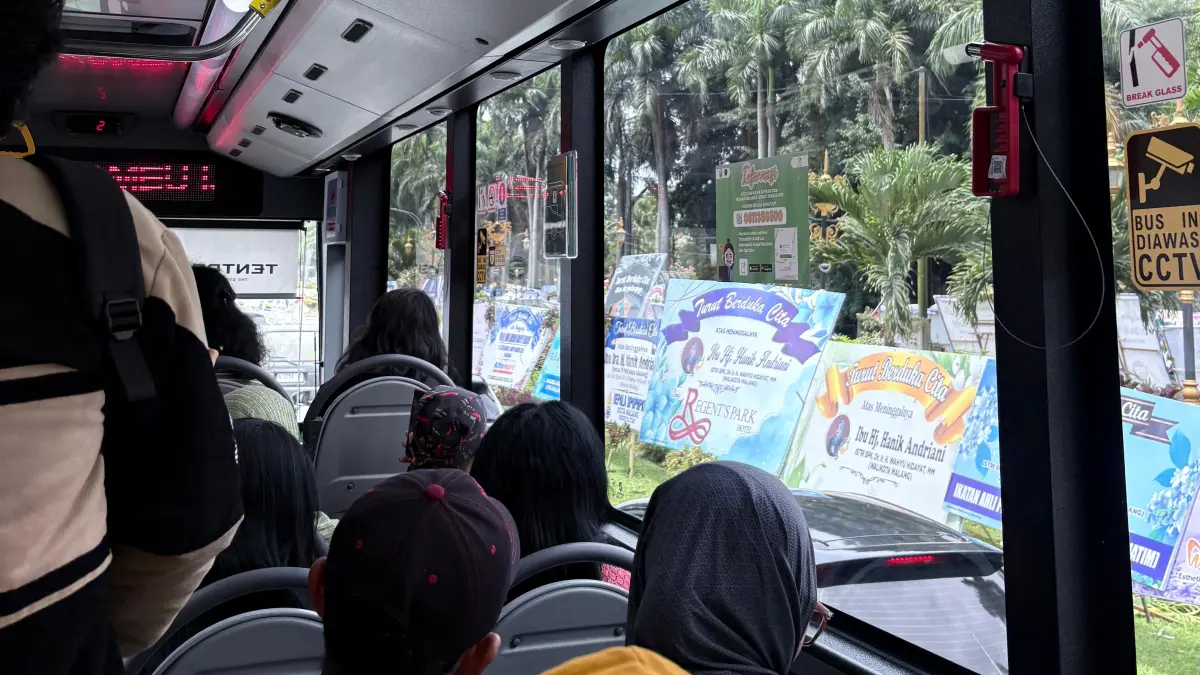 Kondisi di dalam bus TransJatim yang sedang beroperasi di Kota Malang. (Sumber: Dok. Pribadi)