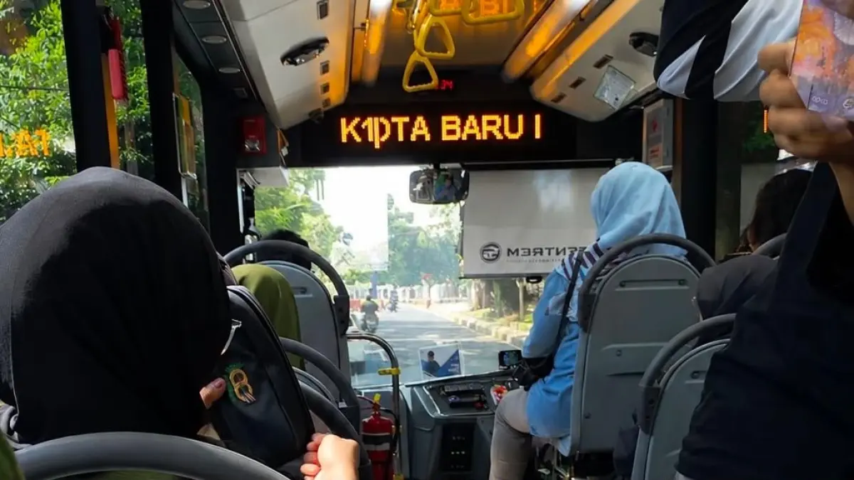 Kondisi penumpang di dalam Bus Transjatim yang sedang beroperasi di Kota Malang. (Foto: Valda Yumna Novfitri)