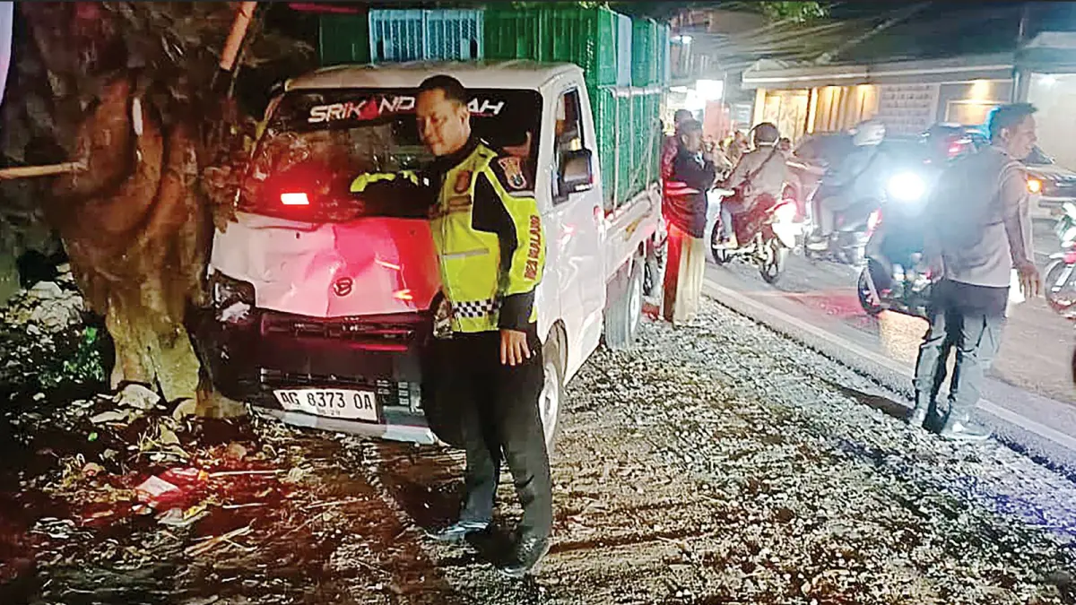 LAKA: Polisi memeriksa kondisi pikap Daihatsu gran max setelah mengalami kecelakaan lalu lintas di Jalan Raya Genengan, Kecamatan Pakisaji.