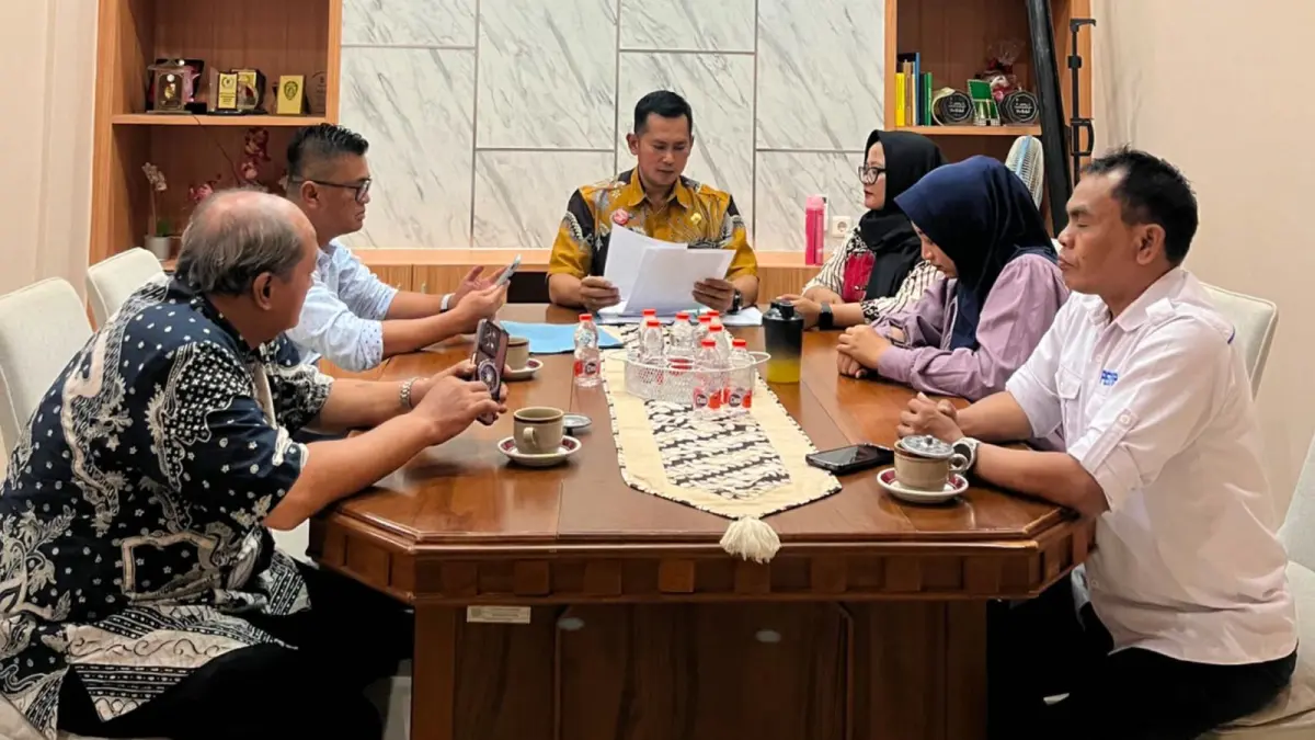 Mediasi antara perwakilan pekerja dengan perwakilan perusahaan di kantor Disnaker Kabupaten Malang