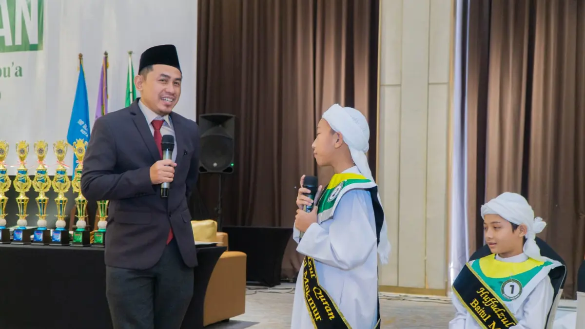 MENGUKIR BERPRESTASI: Guru LPI Baitul Makmur berkomunikasi dengan siswa yang sudah tahfiz Al-Qur’an.


