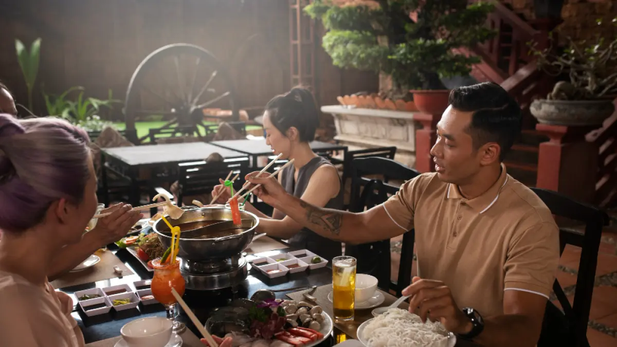 Momen makan bersama keluarga terasa semakin hangat di restoran all you can eat (Magnific).