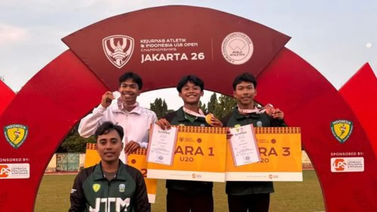 ON FIRE-Atlet PASI Kota Malang Fausta Lehvyano (tengah) mendapatkan medali emas di nomor lompat jauh U20 di Kejurnas Atletik 2026 di Stadion Rawamangun, Jakarta, 30 Juni lalu.