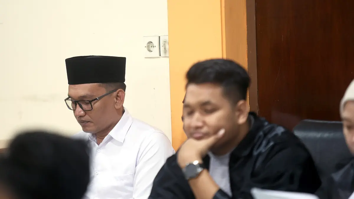 OTAK PEMBUNUHAN: Terdakwa Agus Muhamad Saleman (kiri) mengikuti jalannya sidang pemeriksaan saksi, kemarin. (Darmono/Radar Malang)