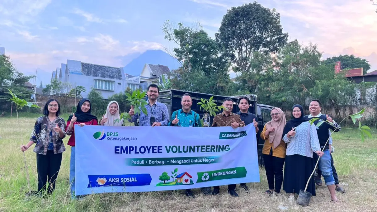 PEDULI: BPJS Ketenagakerjaan Kantor Cabang Batu Kota melaksanakan kegiatan Employee Volunteering melalui penyerahan dan penanaman bibit pohon bersama Karang Taruna Desa Pesanggrahan, Kota Batu, (25/6).
