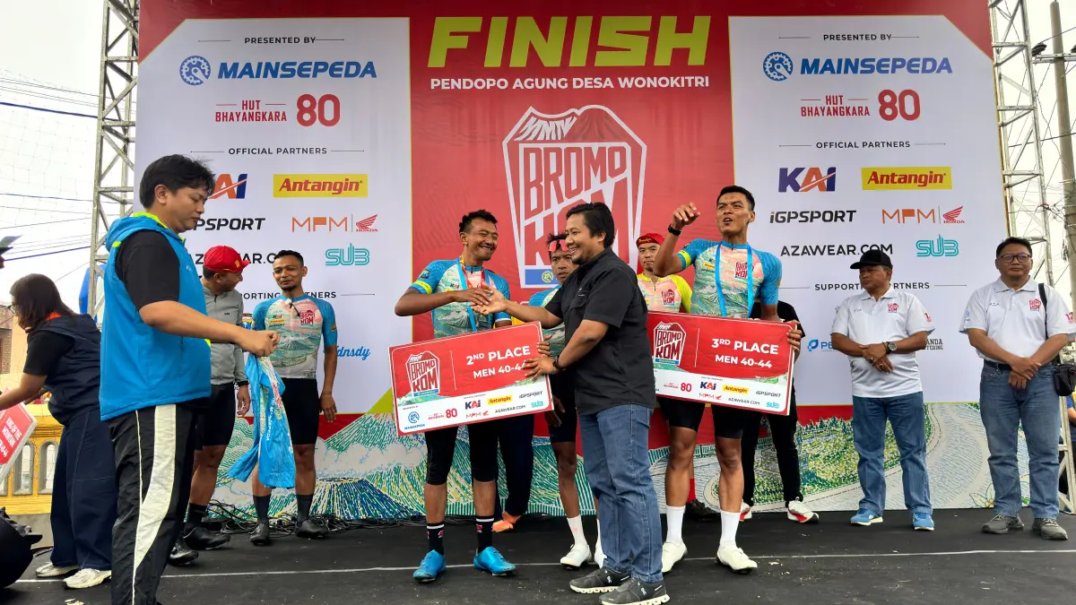 Sugeng Wahyudi (kiri) naik podium Bromo KOM kategori 40-44 tahun, Juni lalu. Dia hanya terpaut satu menit dari sang juara dalam ajang tersebut. (Dokumen Sugeng Wahyudi)