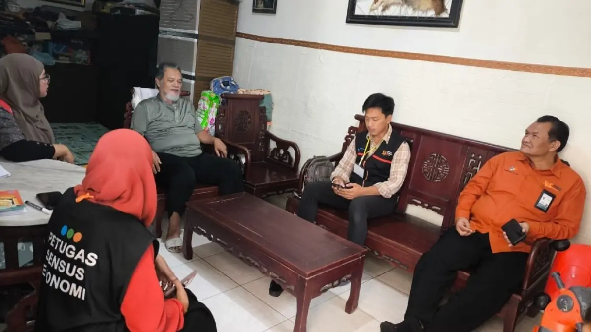 TARGET TINGGI: Petugas sensus ekonomi melakukan wawancara terhadap salah satu warga, beberapa waktu lalu. (BPS KOTA MALANG FOR RADAR MALANG)