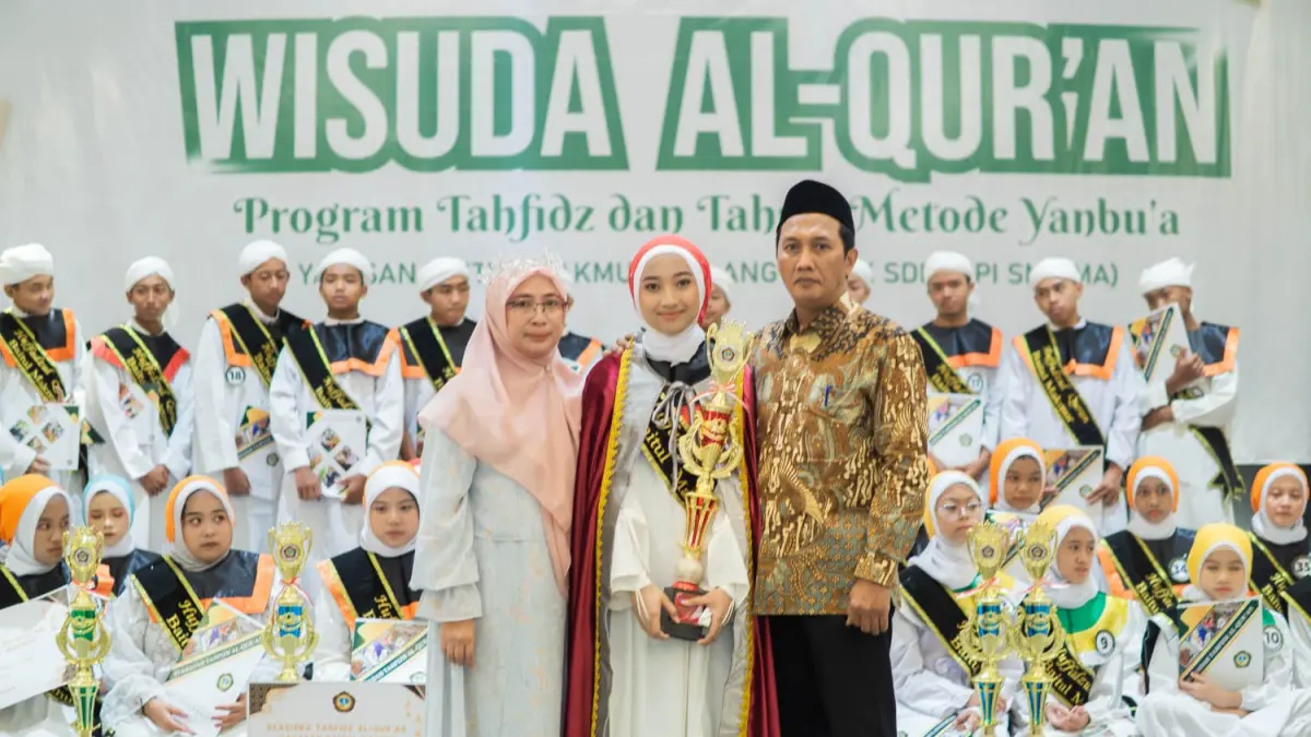 UNGGULAN: Para pelajar LPI Baitul Makmur yang sudah tahfiz Al-Qur’an menjalani wisuda di area sekolah.