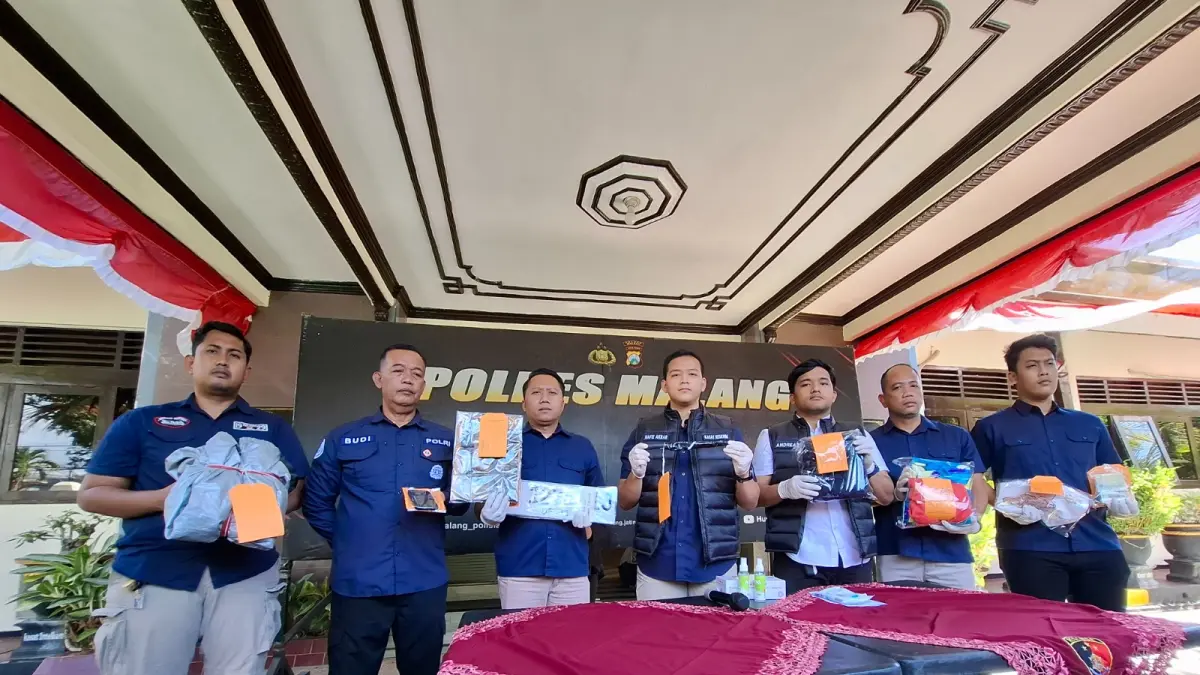 UNGKAP MOTIF: Polisi menunjukkan senjata tajam dan barang bukti lain yang digunakan pelaku saat merampok korban di Sumberpucung.