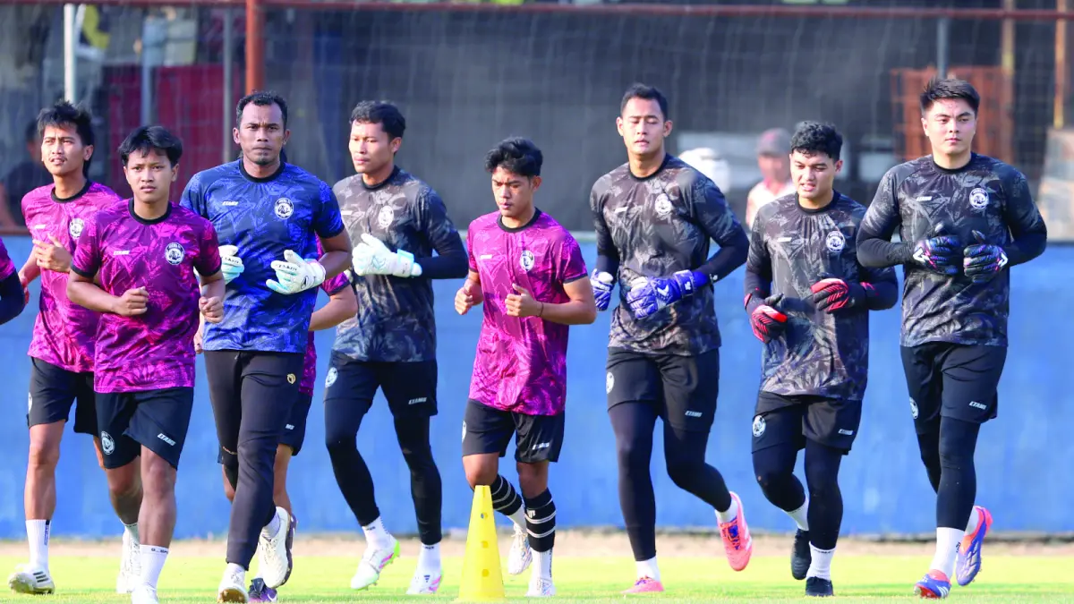 MODAL ARUNGI LIGA: Dari kanan, Gianluca Pandeynuwu, Adi Satryo, Erlangga Setyo, Syahrul Trisna, Azmiy Aziz, Syahrul Trisna, Galih Firmasyah, Fikri Arjidan, dan Jayus Hariono menjalani sesi pemanasan sebelum latihan di Dreams Football Pitch, Pakis, kemarin. (Foto: Darmono)
