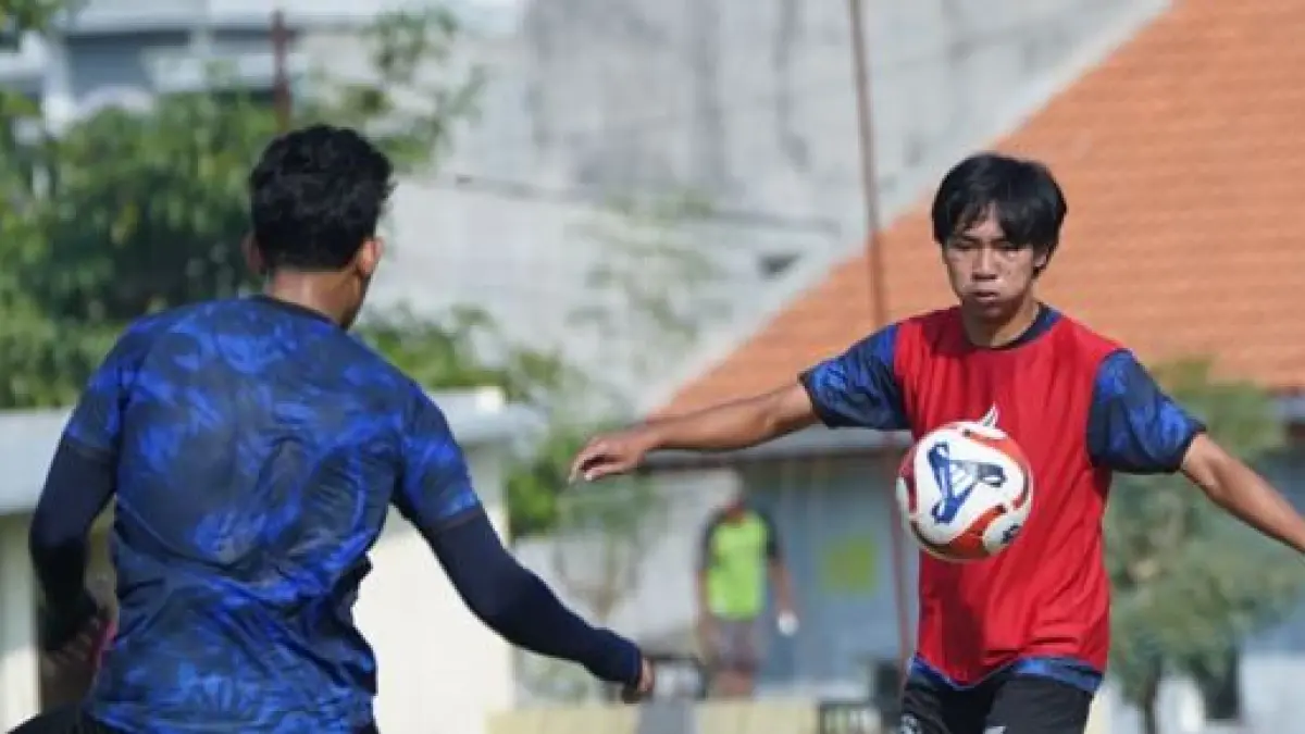 BAKAL KERJA KERAS: Abyan Adwitya (kanan) berusaha mengontrol bola dalam sesi latihan Arema FC di Dreams Football Pitch. (MO Arema FC)