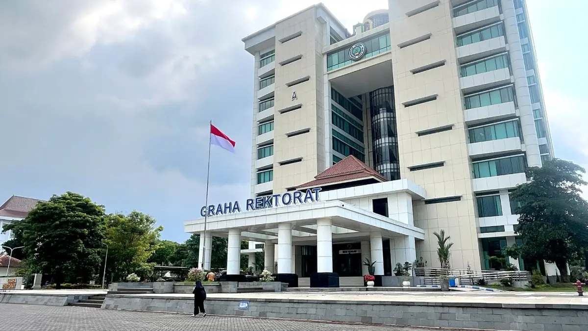 BANYAK PEMINAT: Gedung Rektorat UM tampak sepi pada musim libur mahasiswa. (Nahdiatul Affandiah/Radar Malang)