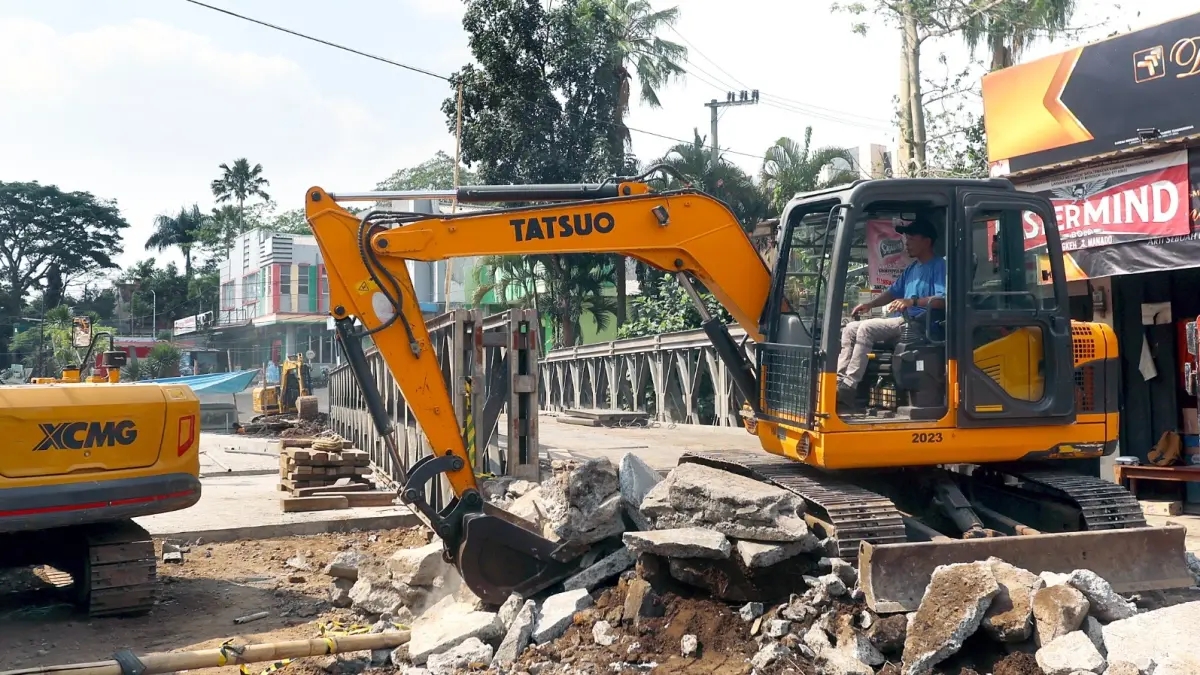 BERLANGSUNG SAMPAI 16 JULI: Proses pembongkaran jembatan bailey di Jalan Simpang Sulfat Utara, Kelurahan Pandanwangi, Blimbing mulai dilakukan kemarin (9/7). (Darmono/Radar Malang)