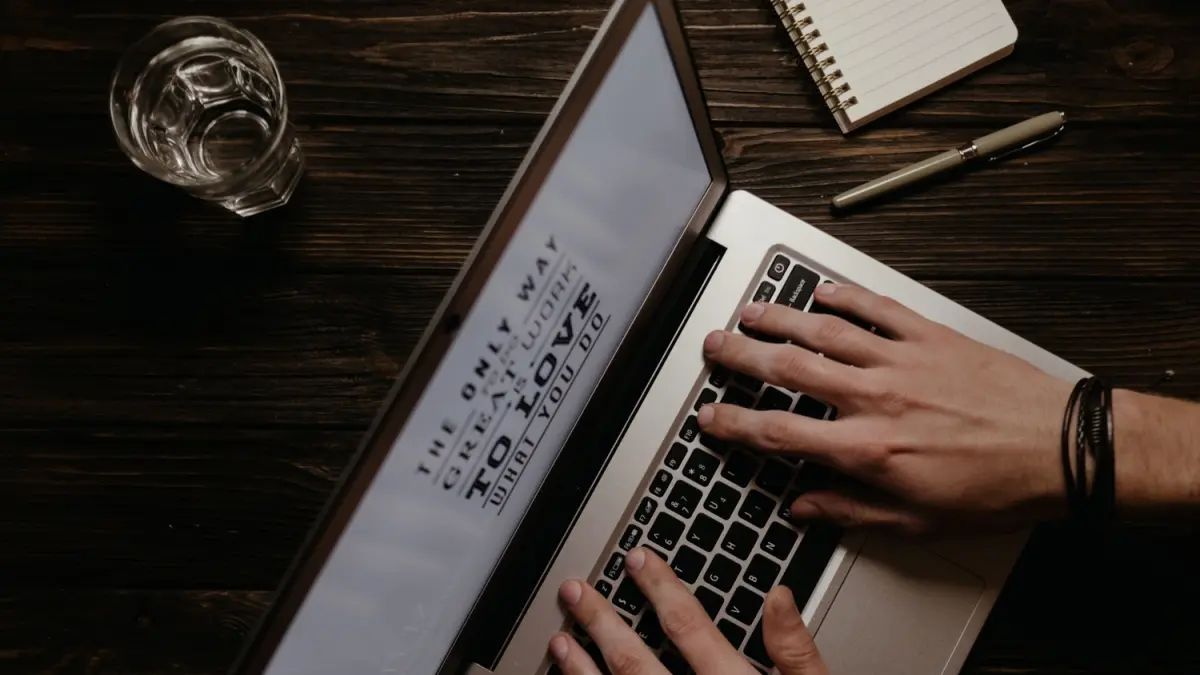 Ilustrasi seseorang yang sedang bekerja menggunakan laptop. (Sumber: Pexels)