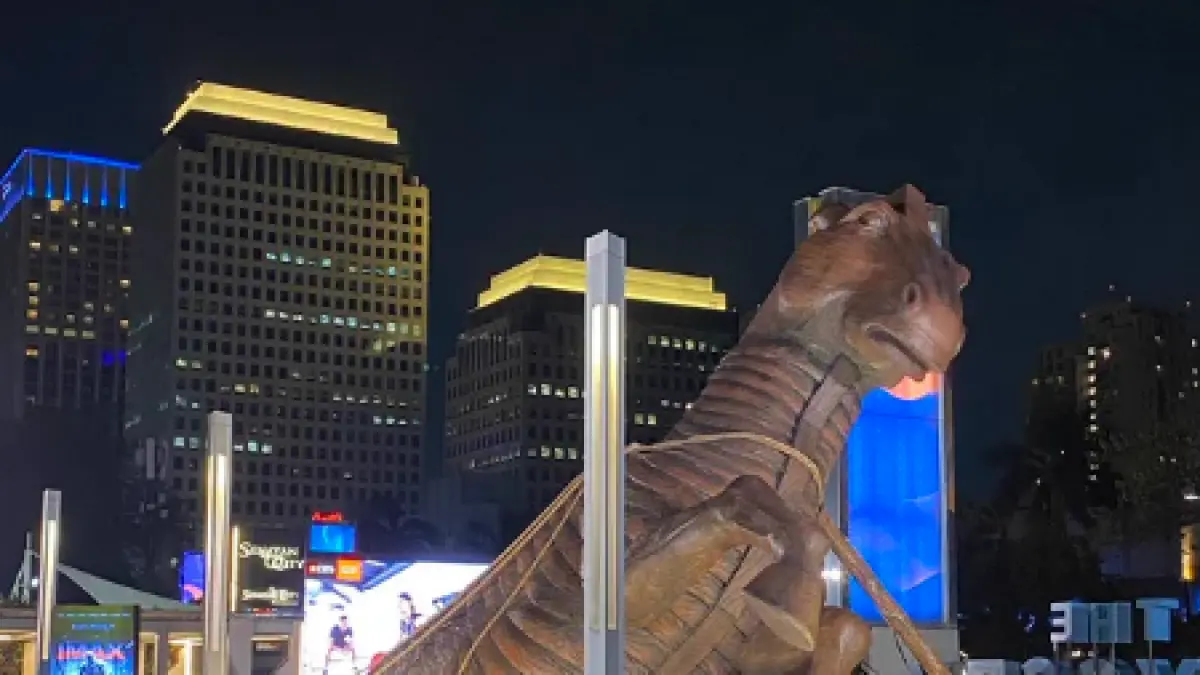 Instalasi The Odyssey Patung Kuda Troya di Senayan City (Sumber: X/@HabisNontonFilm)