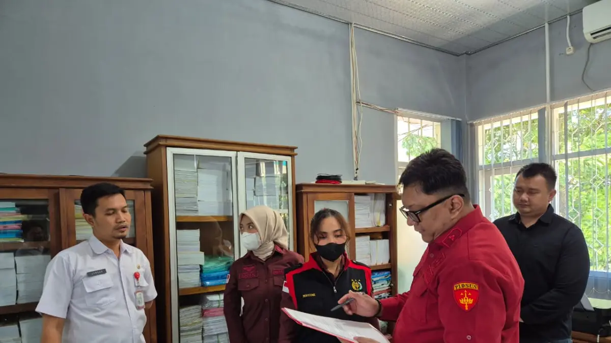  Kejaksaan Negeri (Kejari) Kabupaten Malang menggeledah Kantor Dinas Kesehatan (Dinkes) Kabupaten Malang untuk mengungkap dugaan korupsi pengadaan mobil ambulans. (Kejari Kabupaten Malang)