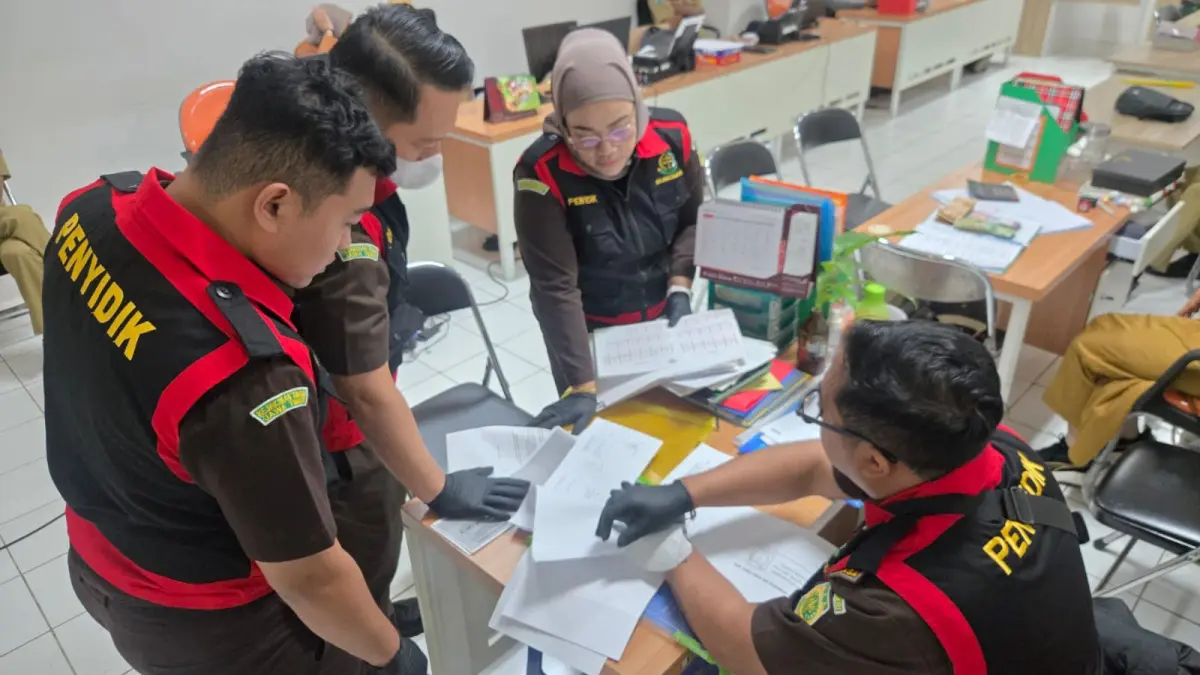Kejari Kota Batu menggeledah dokumen untuk mendalami kasus dugaan korupsi Pasar Among Tani. (Dokumen Kejari Kota Batu)