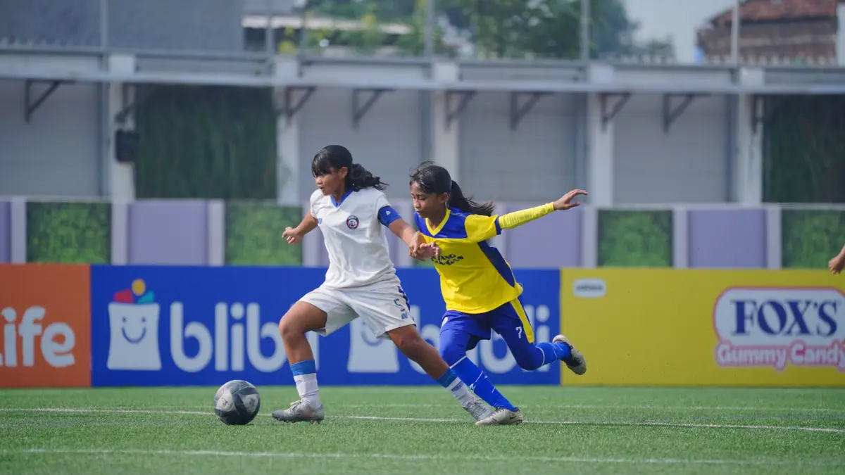 LANGSUNG FOKUS SEMIFINAL: Kapten Arema FC Women U-15 Lintang Anugrah Radisty (kiri) berusaha lepas dari kawalan pemain Mojang Priangan dalam laga di Supersoccer Arena, Kudus, Kamis lalu (9/7).