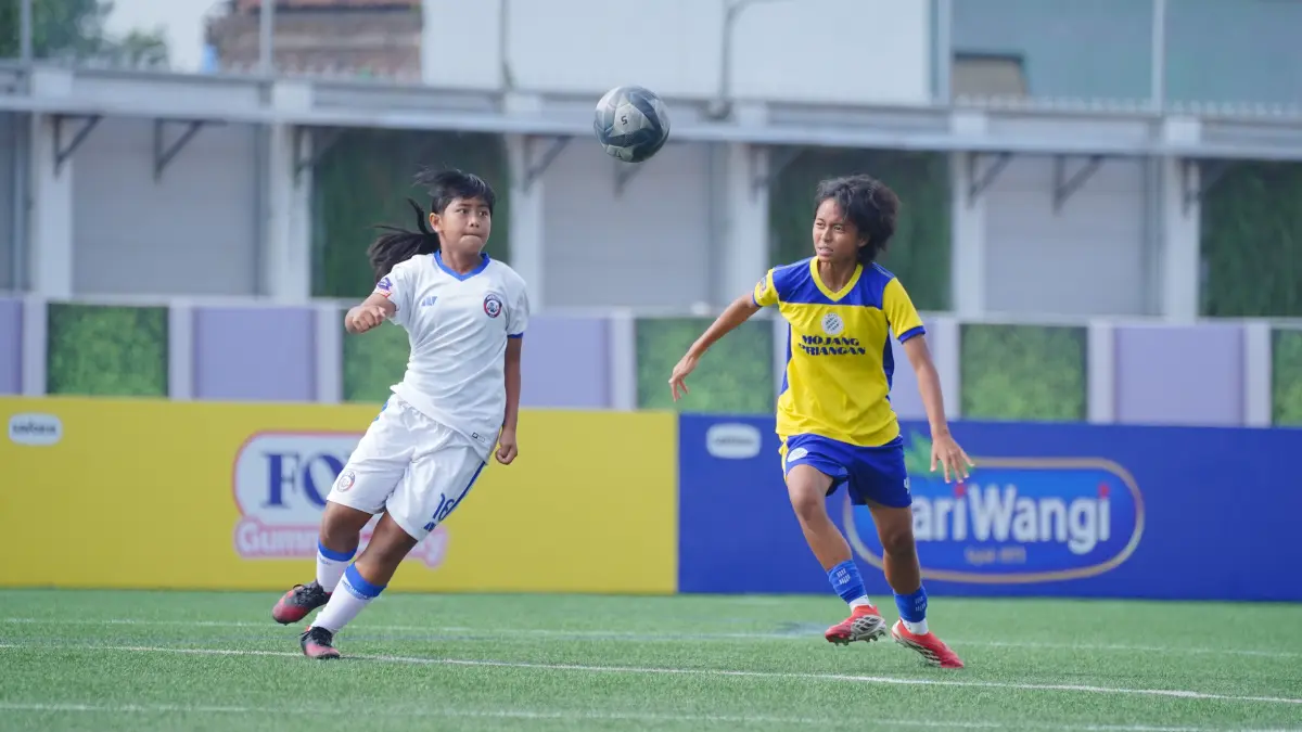 Pemain Arema FC Women U-15 bertanding melawan Mojang Priangan dalam ajang Hydroplus Soccer League All Stars 2025/2026 di Supersoccer Arena, Kudus, pagi tadi (9/7). (MO Hydroplus Socer League All-Stars 2025/2026)
