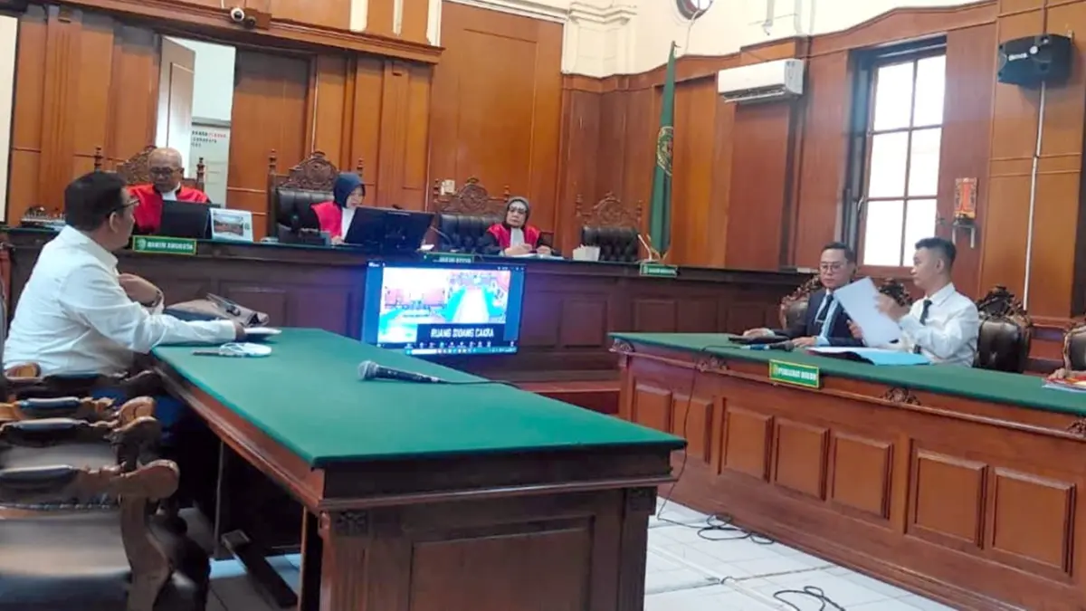 PEMBACAAN BUKTI: Proses persidangan antara PT Indah Logistik dengan CV Indah Cargo dan Travel Malang berlangsung di Pengadilan Niaga Surabaya, 28 April lalu. (Sholeh Hilmi/Jawa Pos)