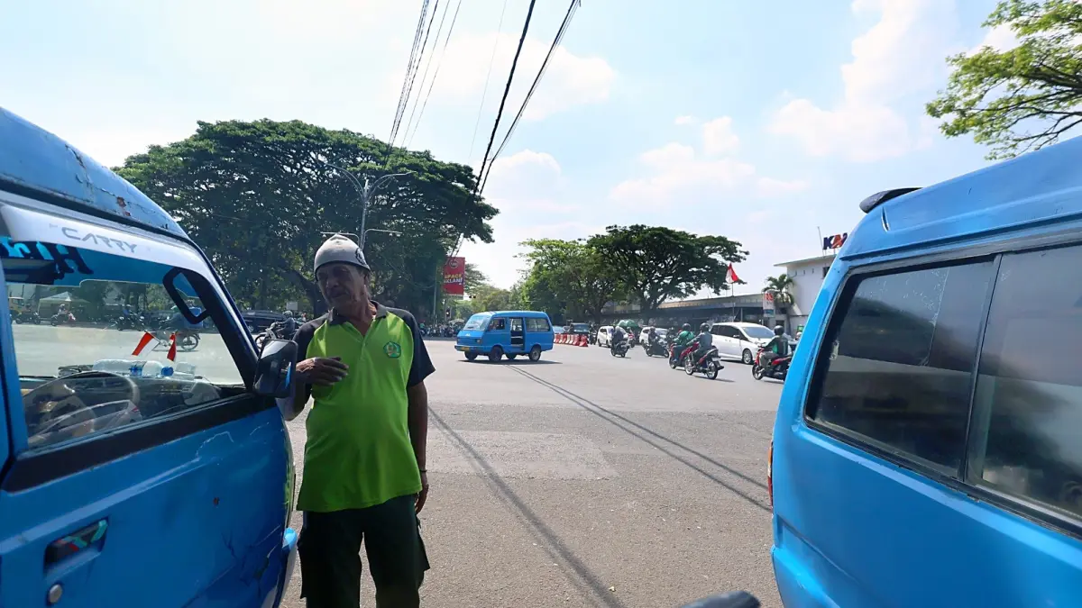 PERSIAPAN AKHIR: Sejumlah angkot ngetem di Jalan Trunojoyo, kemarin. Armada-armada itu bakal beroperasi untuk program angkutan pelajar. (Darmono/Radar Malang)