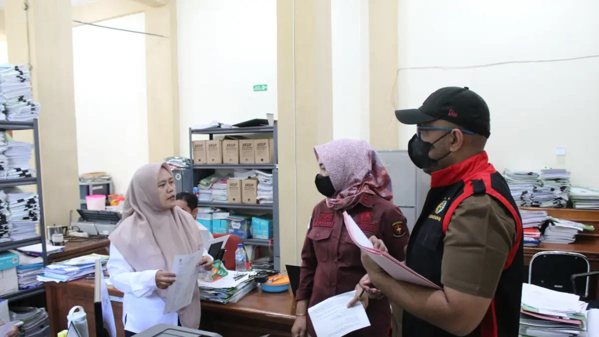 Petugas Kejari Kabupaten Malang memeriksa dokumen
