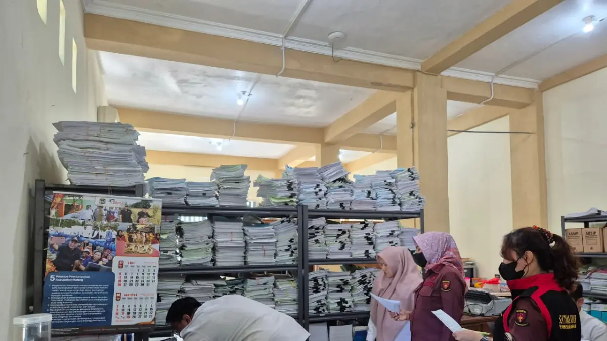 Petugas Kejari Kabupaten Malang memeriksa dokumen di kantor Dinkes Kabupaten Malang