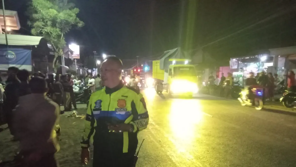 Petugas mengumpulkan informasi di lokasi kecelakaan