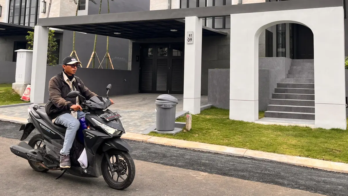 Seorang pemotor melintas di perumahan komersial di Malang, (Nahdiatul Affandiah/Radar Malang)