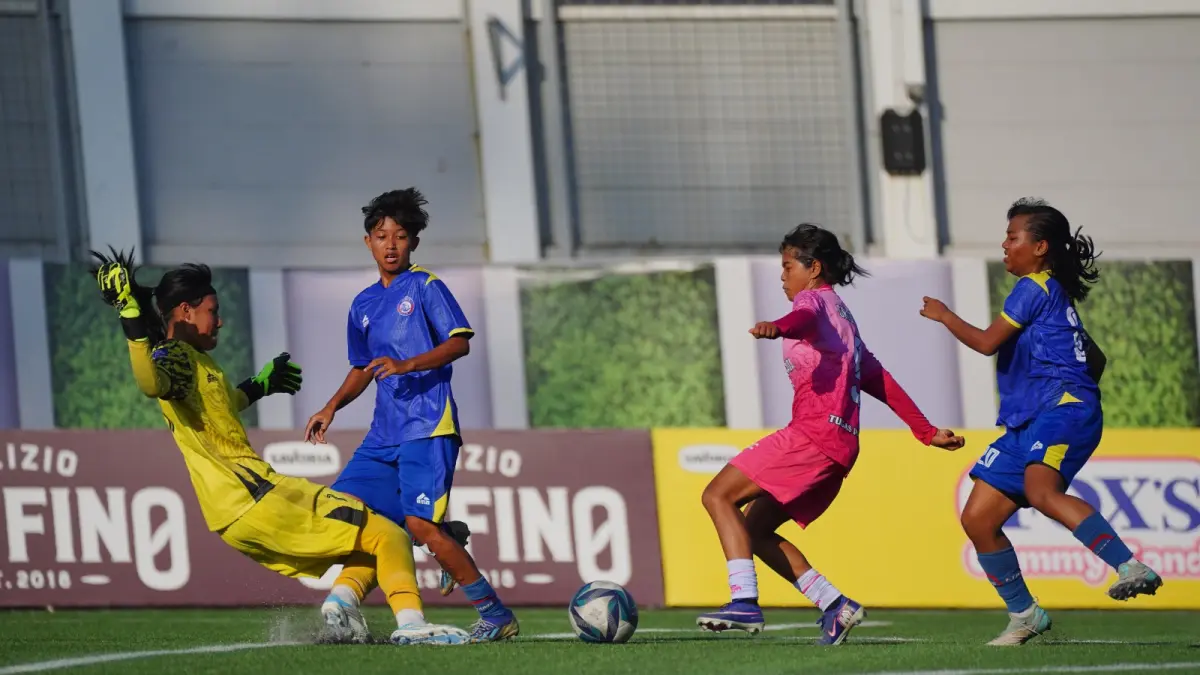 TATAP SEMIFINAL: Pemain Arema FC Women U-18 berusaha menghadang penyerang Samba Persada Women (tengah) dalam laga Hydroplus Soccer League All-Stars 2026 di Supersoccer Arena, Kudus, Rabu lalu (8/7).