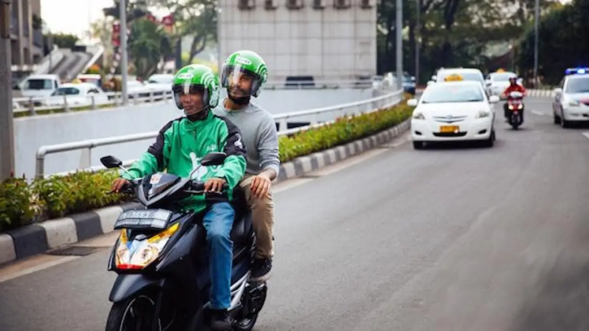 Transportasi ojek online yang dapat digunakan untuk menuju kampus (Sumber: Universitas Negeri Malang)
