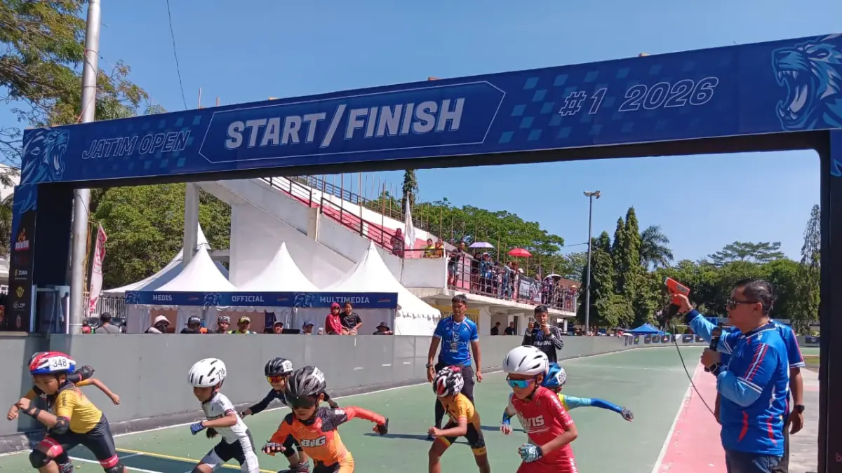ADU CEPAT: Para peserta Kejuaraan Sepatu Roda Jatim Open bersiap di garis star kompleks Stadion Kanjuruhan, Kepanjen.