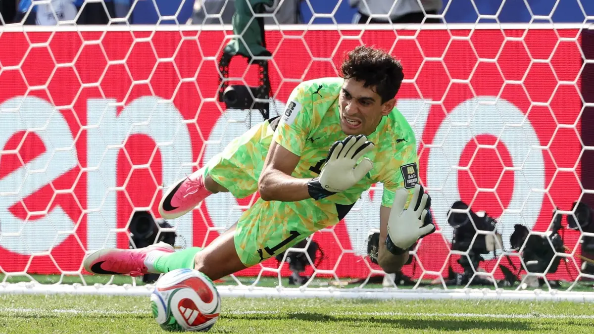 Babak 1 0-0 Yassine Bounou tampil luar biasa dengan menggagalkan penalti Kylian Mbappe (X/HQpcrt)