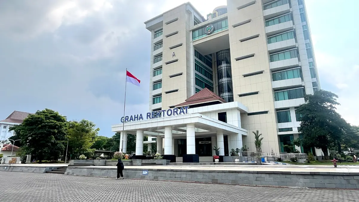 BANYAK PEMINAT: Gedung Rektorat UM tampak sepi pada musim libur mahasiswa.