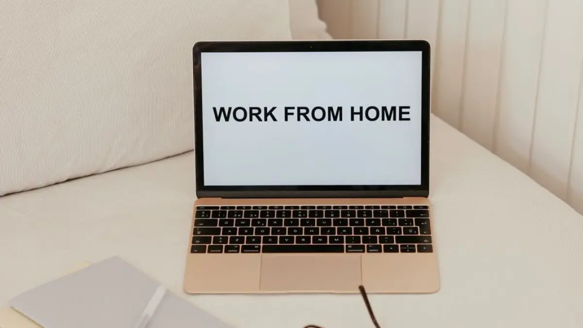 Layar laptop bertuliskan Work From Home. (Sumber: Pexels)
