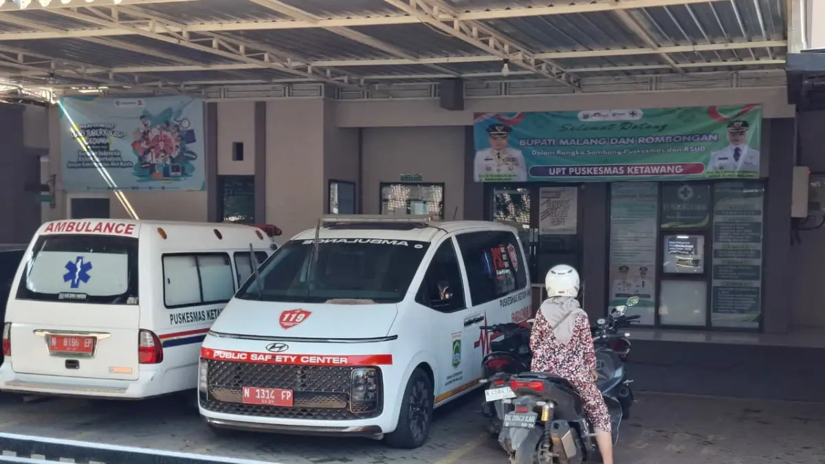 Mobil ambulans Hyundai Staria terparkir di salah satu puskesmas. (Biyan Mudzaky Hanindito/Radar Malang)