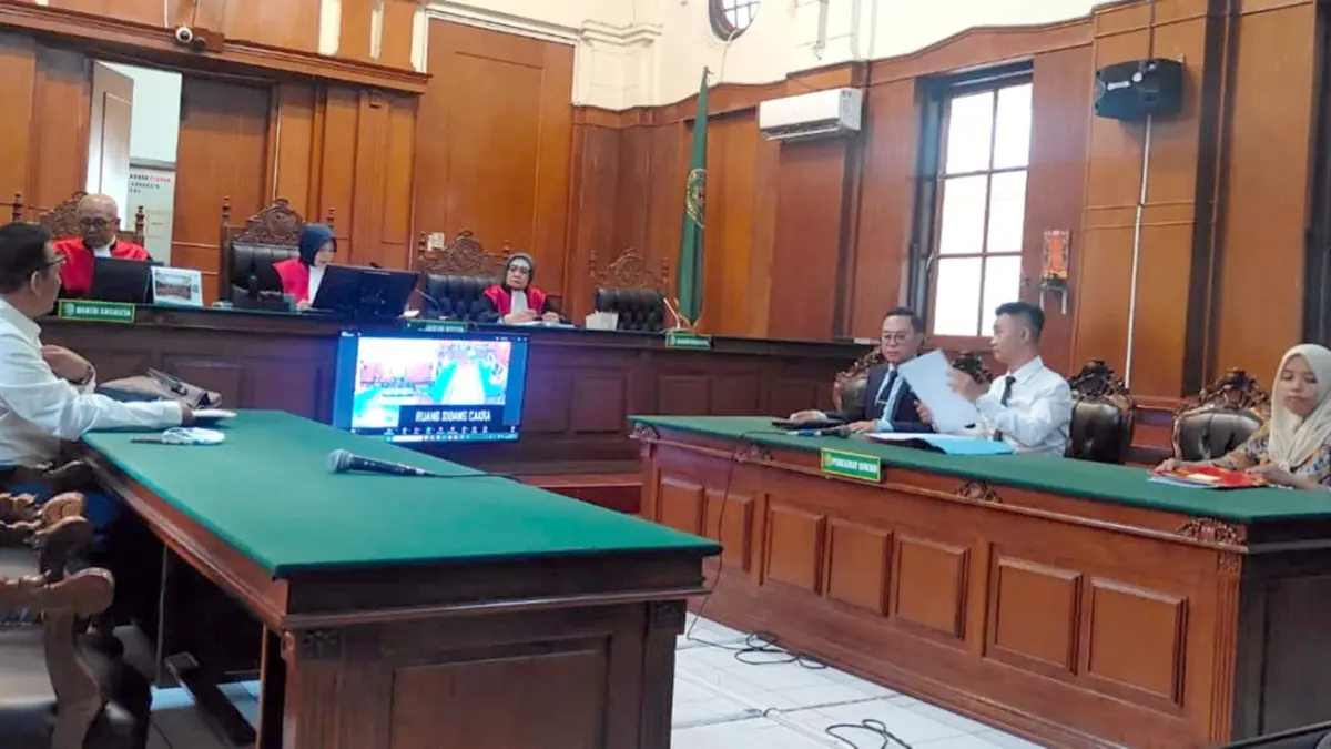 PEMBACAAN BUKTI: Proses persidangan antara PT Indah Logistik dengan CV Indah Cargo dan Travel Malang berlangsung di Pengadilan Niaga Surabaya, 28 April lalu.