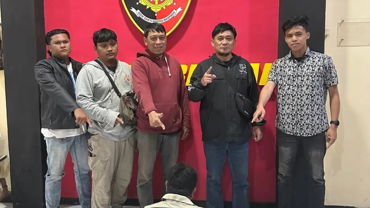 Personel Polresta Malang Kota mengamankan pelaku pencurian motor di kawasan Kasin. (Humas Polresta Malang Kota)