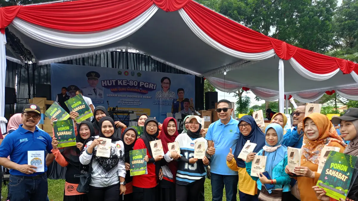 SEMANGAT: 30 guru SD/MI Kecamatan Lowokwaru sukses menerbitkan buku Sayap Kemenangan Amir yang di-launching Wali Kota Malang Dr Ir H Wahyu Hidayat MM pada peringatan Hari Guru Nasional (HGN).