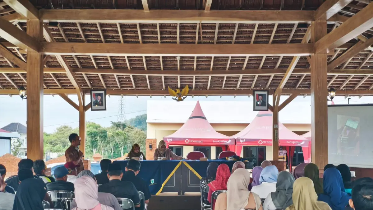 Tim Dinkes Kota Batu melakukan sosialisasi di desa dan kelurahan untuk optimalisasi kepesertaan JKN. (Rori Dinanda Bestari/Radar Malang)