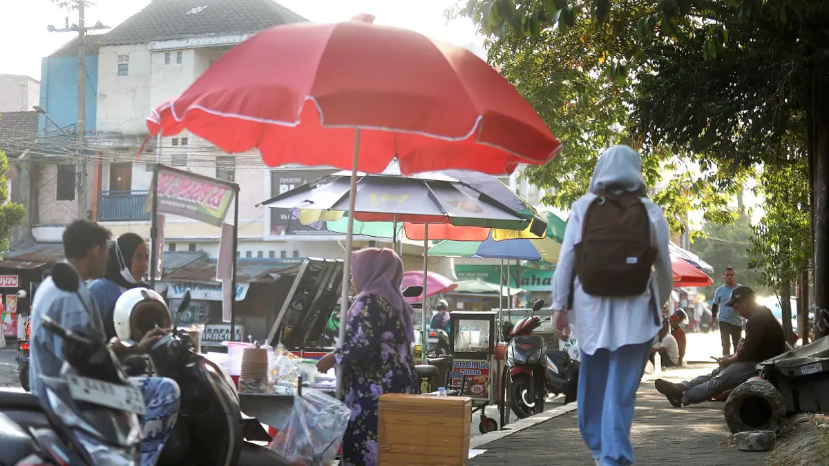 ADA INSTRUKSI KEMENDAGRI: Jalan Surabaya jadi salah satu titik langganan PKL liar. Belum ada solusi untuk menanganinya. (Darmono/Radar Malang)
